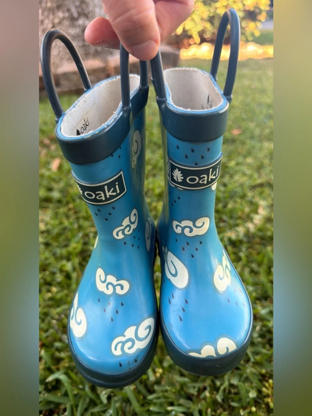 Oaki kids' rain boots in blue with a cloud pattern and convenient loop handles